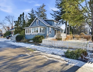 1 Beacon St, Newburyport, Massachusetts, 4 Bedrooms Bedrooms, 7 Rooms Rooms,1 BathroomBathrooms,Residential,For Sale,Beacon St,73466925