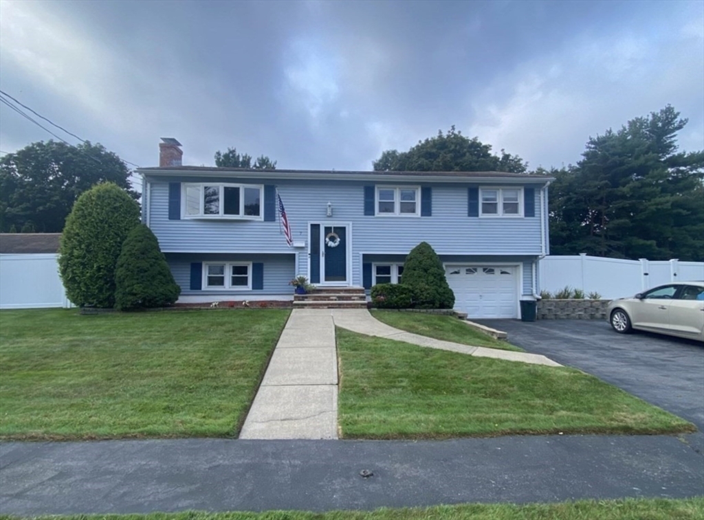 7 Cleveland Road, Peabody, Massachusetts, 3 Bedrooms Bedrooms, 5 Rooms Rooms,2.5 BathroomsBathrooms,Residential Lease,For Rent,Cleveland Road,73467006