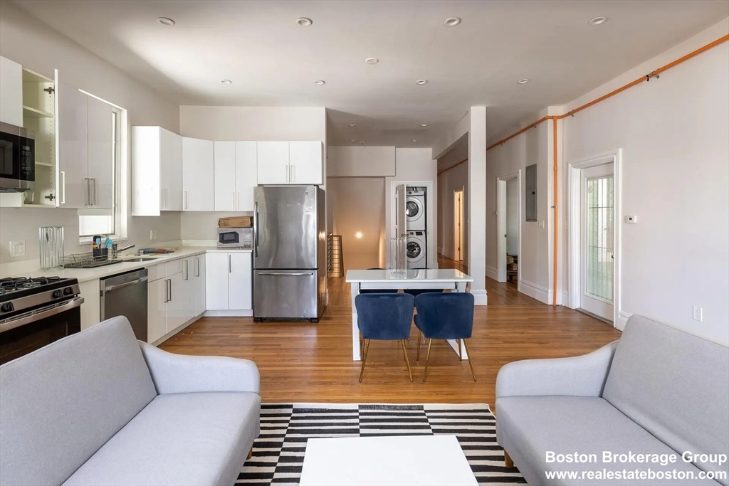 89 Cedar St, Boston, Massachusetts, 6 Bedrooms Bedrooms, 12 Rooms Rooms,3 BathroomsBathrooms,Residential Lease,For Rent,Cedar St,73467011