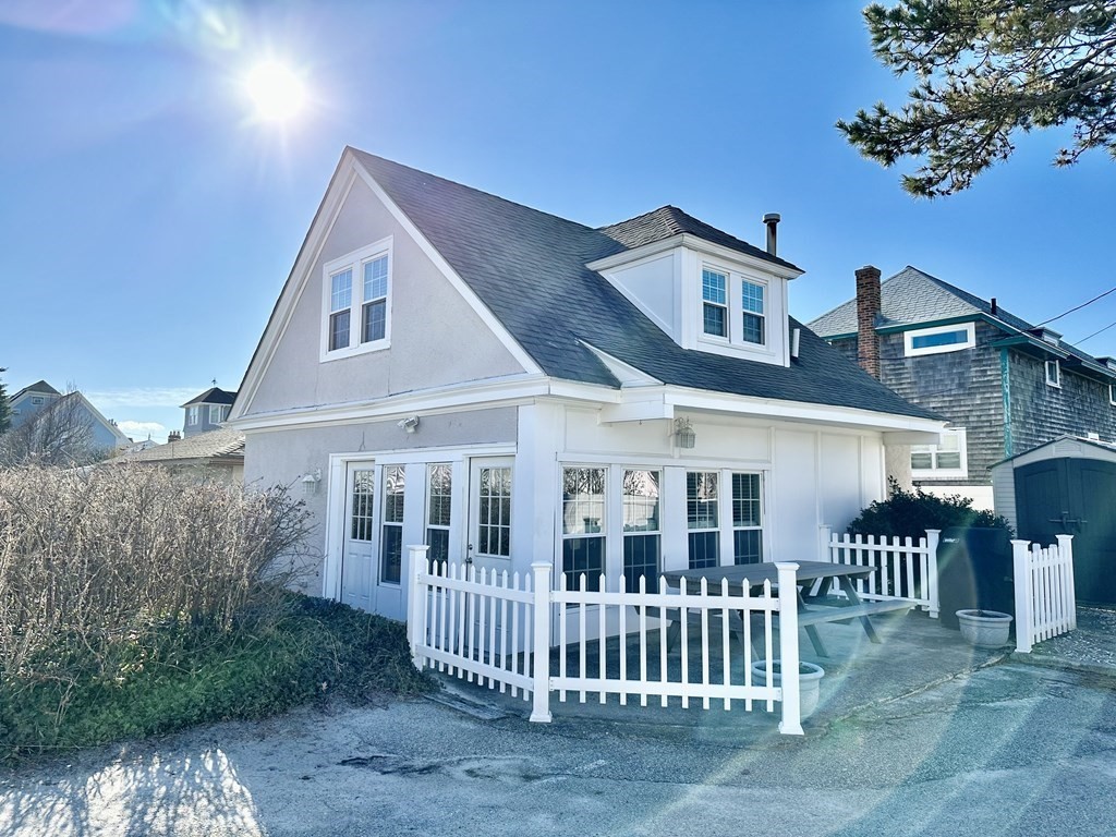 97A Beach Avenue, Hull, Massachusetts, 2 Bedrooms Bedrooms, 3 Rooms Rooms,2 BathroomsBathrooms,Residential Lease,For Rent,Beach Avenue,73467013