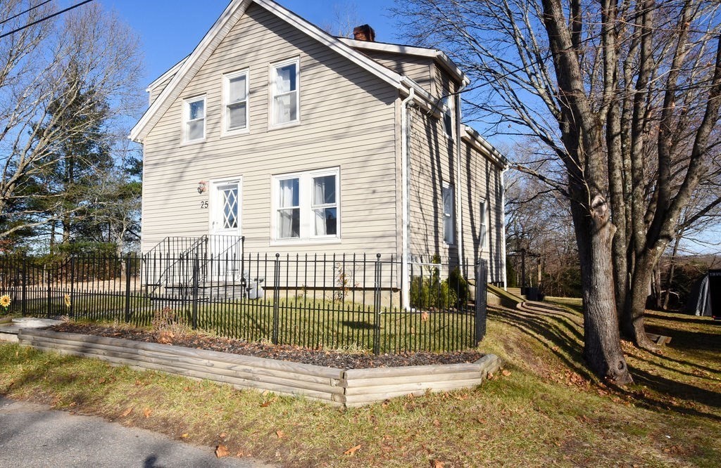 25 Hillside Ave, Middleboro, Massachusetts, 3 Bedrooms Bedrooms, 5 Rooms Rooms,1 BathroomBathrooms,Residential,For Sale,Hillside Ave,73461436