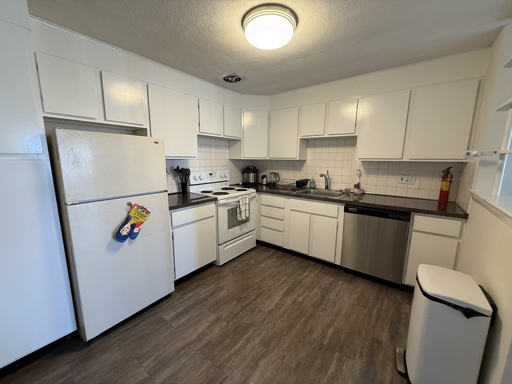 24 Patten Street, Watertown, Massachusetts, 2 Bedrooms Bedrooms, 4 Rooms Rooms,1 BathroomBathrooms,Residential Lease,For Rent,Patten Street,73467020