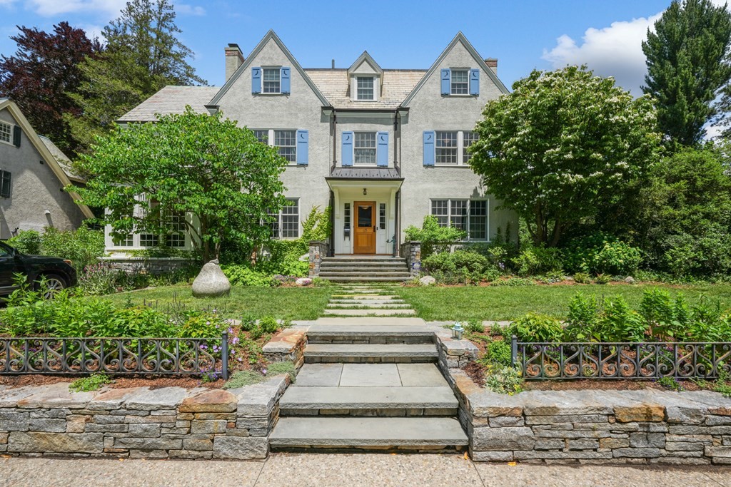 15 Hubbard Park Rd, Cambridge, Massachusetts, 7 Bedrooms Bedrooms, 13 Rooms Rooms,5.5 BathroomsBathrooms,Residential Lease,For Rent,Hubbard Park Rd,73467063