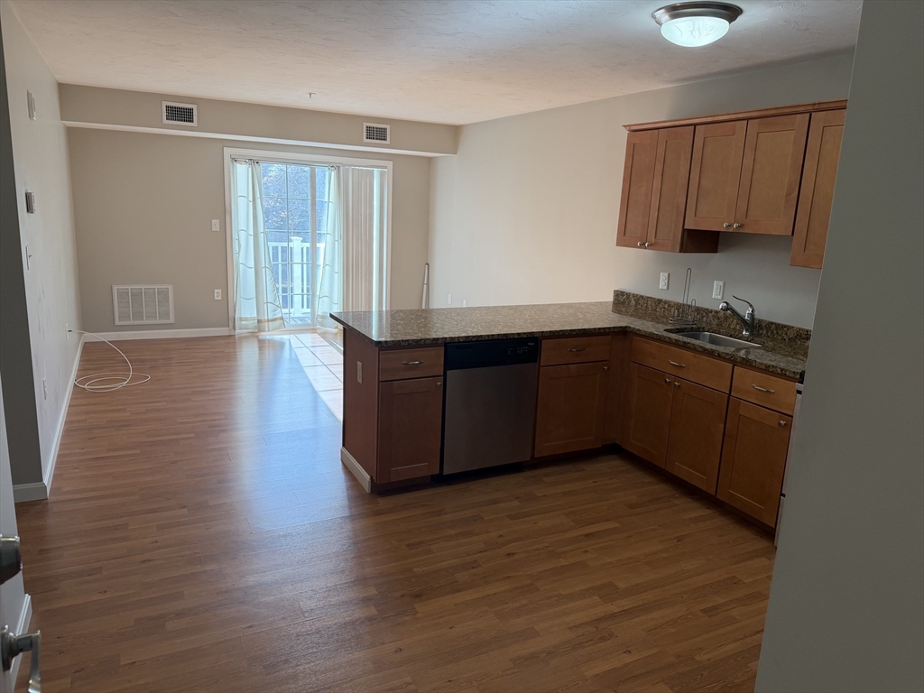 670 Bedford Street, Whitman, Massachusetts, 1 Bedroom Bedrooms, 3 Rooms Rooms,1 BathroomBathrooms,Residential Lease,For Rent,Bedford Street,73467085