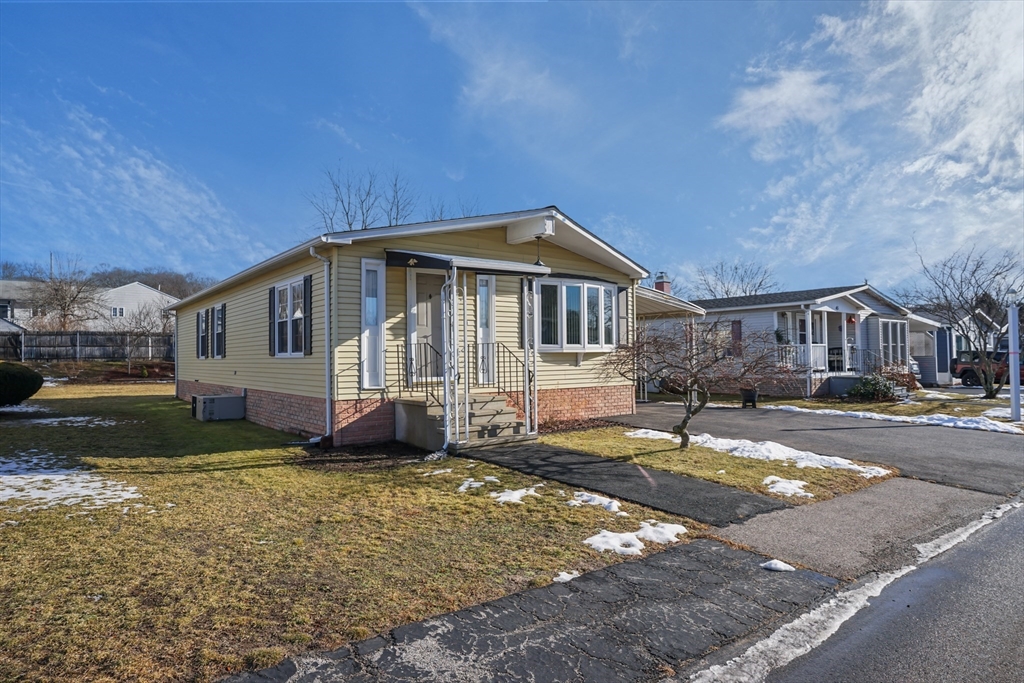 47 Castle Rd, Attleboro, Massachusetts, 2 Bedrooms Bedrooms, 5 Rooms Rooms,2 BathroomsBathrooms,Residential,For Sale,Castle Rd,73467098