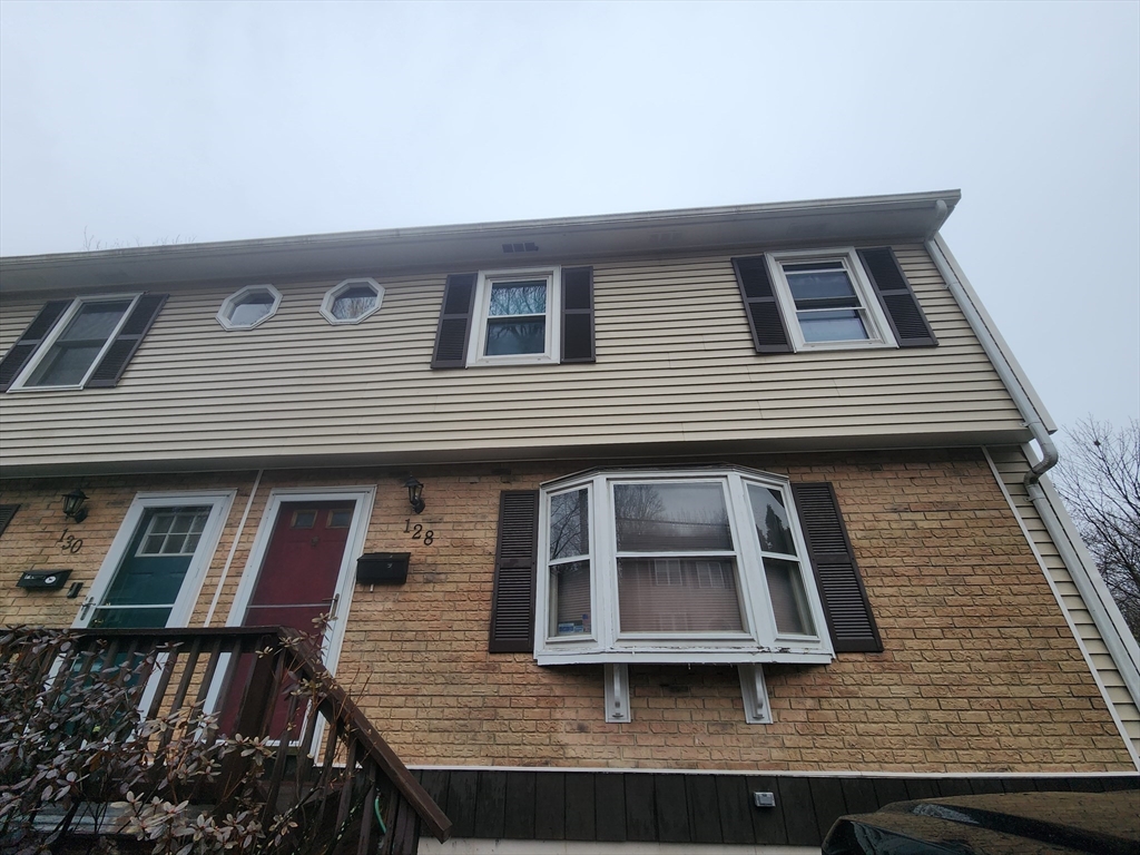 128 Wildwood Ave, Worcester, Massachusetts, 2 Bedrooms Bedrooms, 4 Rooms Rooms,1.5 BathroomsBathrooms,Residential,For Sale,Wildwood Ave,73467278