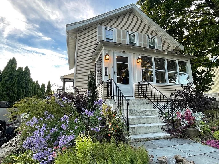 157 Riverview Ave, Waltham, Massachusetts, 3 Bedrooms Bedrooms, 9 Rooms Rooms,2 BathroomsBathrooms,Residential Lease,For Rent,Riverview Ave,73467273