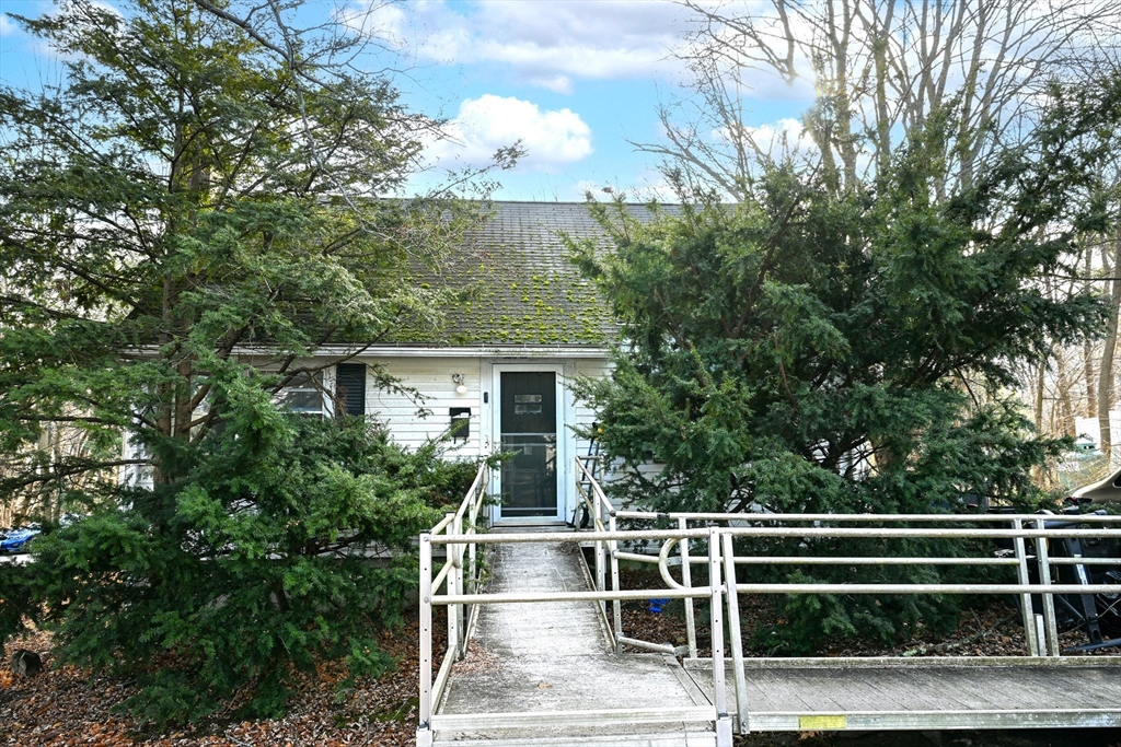 52 Bacon St, Natick, Massachusetts, 4 Bedrooms Bedrooms, 8 Rooms Rooms,2 BathroomsBathrooms,Residential,For Sale,Bacon St,73467331