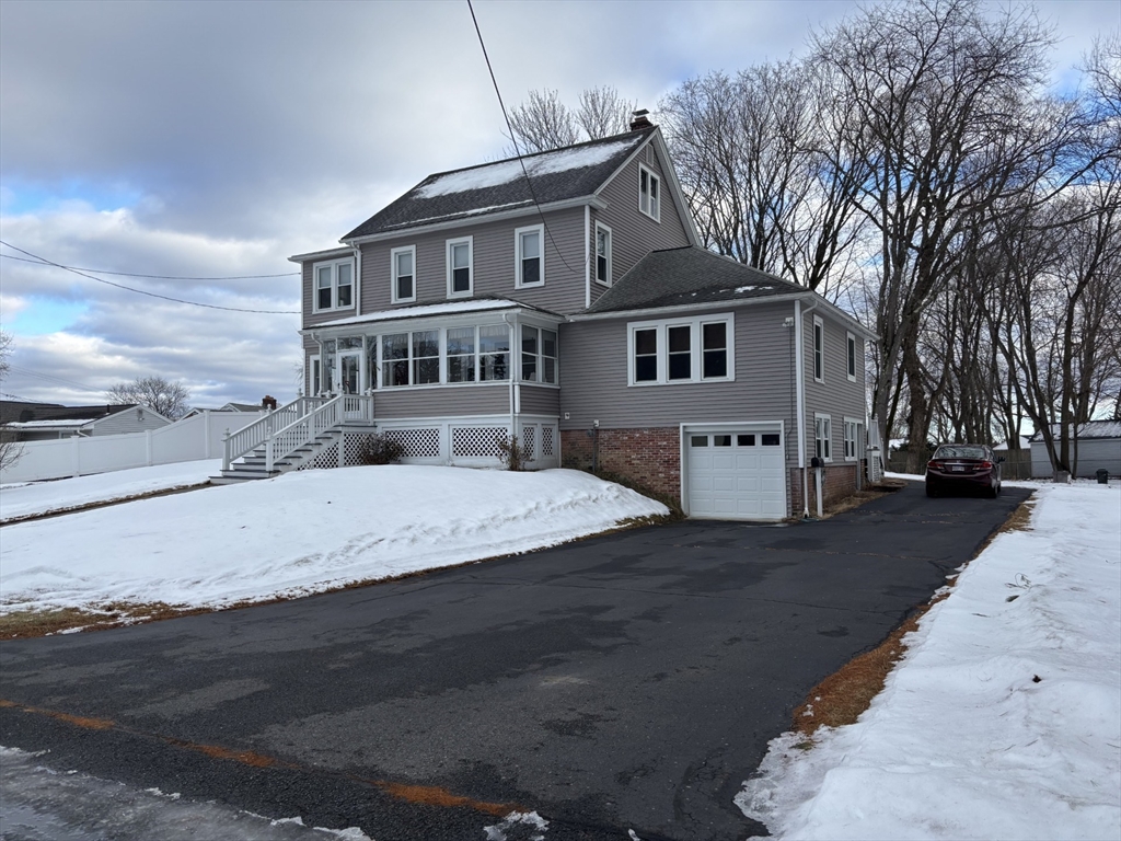 58 Ashley Rd, Holyoke, Massachusetts, 1 Bedroom Bedrooms, 4 Rooms Rooms,1 BathroomBathrooms,Residential Lease,For Rent,Ashley Rd,73467334