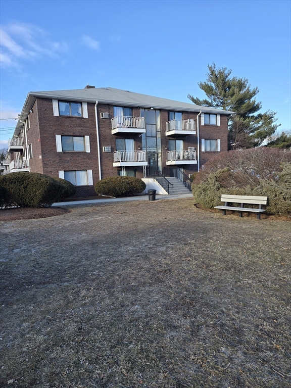 270 E Haverhill St, Lawrence, Massachusetts, 1 Bedroom Bedrooms, 3 Rooms Rooms,1 BathroomBathrooms,Residential,For Sale,E Haverhill St,73467353