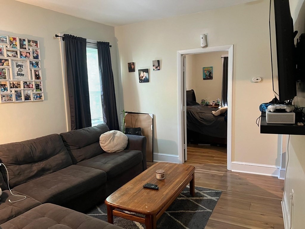 61 Vine, Lynn, Massachusetts, 2 Bedrooms Bedrooms, 4 Rooms Rooms,1 BathroomBathrooms,Residential Lease,For Rent,Vine,73467360