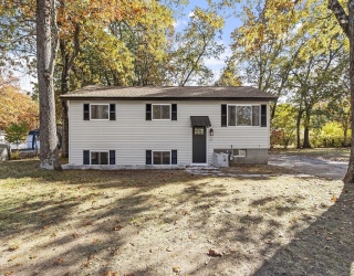 17 York Ave, Westford, Massachusetts, 3 Bedrooms Bedrooms, 5 Rooms Rooms,1 BathroomBathrooms,Residential,For Sale,York Ave,73449046