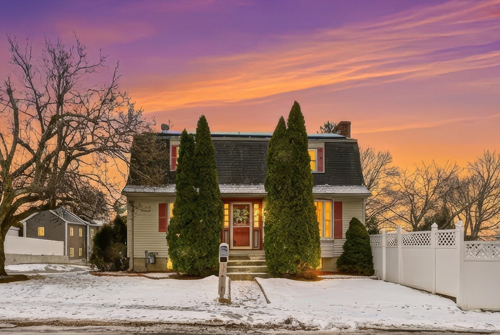 1082 Essex St., Lawrence, Massachusetts, 4 Bedrooms Bedrooms, 8 Rooms Rooms,2 BathroomsBathrooms,Residential,For Sale,Essex St.,73467489