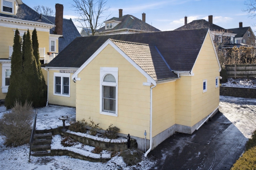 158 Lowell St, Peabody, Massachusetts, 2 Bedrooms Bedrooms, 5 Rooms Rooms,1 BathroomBathrooms,Residential,For Sale,Lowell St,73467498