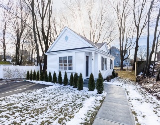 17R Harding, Norwood, Massachusetts, 2 Bedrooms Bedrooms, 5 Rooms Rooms,1 BathroomBathrooms,Residential Lease,For Rent,Harding,73467508