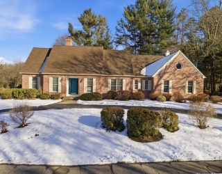 53 Ashford Rd, Longmeadow, Massachusetts, 5 Bedrooms Bedrooms, 9 Rooms Rooms,2.5 BathroomsBathrooms,Residential,For Sale,Ashford Rd,73467412