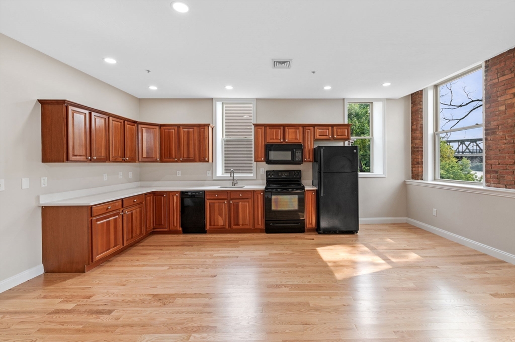 72 River Street, Haverhill, Massachusetts, 2 Bedrooms Bedrooms, 3 Rooms Rooms,1 BathroomBathrooms,Residential,For Sale,River Street,73467364