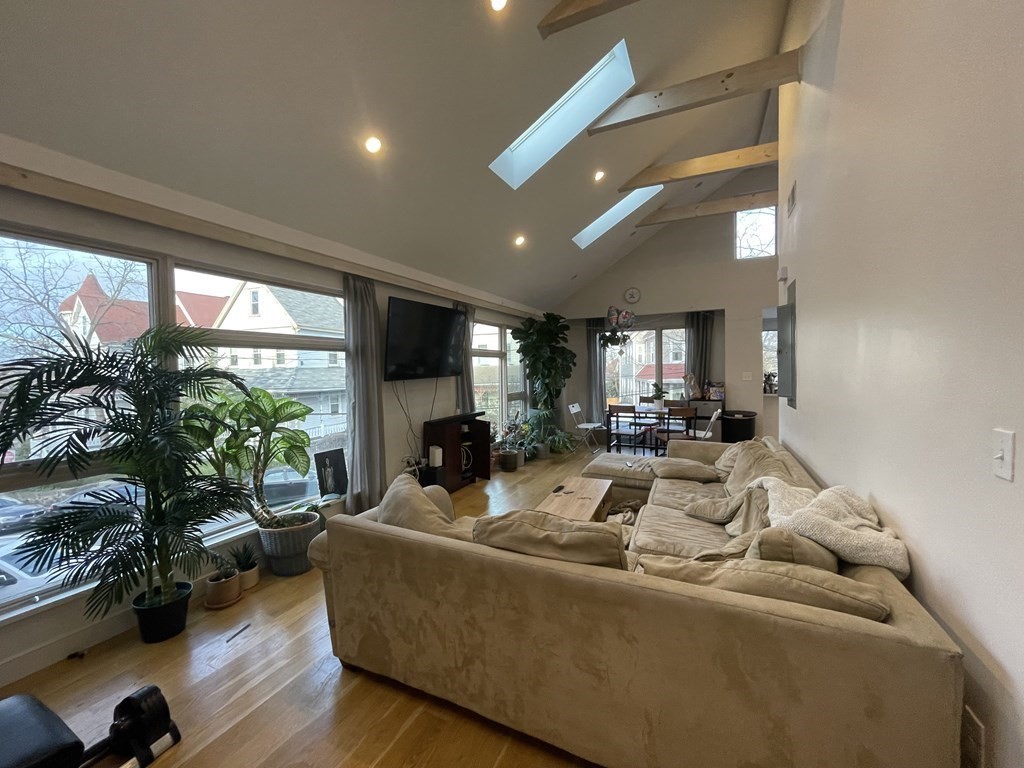 41 Thornton Street, Boston, Massachusetts, 5 Bedrooms Bedrooms, 10 Rooms Rooms,3 BathroomsBathrooms,Residential Lease,For Rent,Thornton Street,73467397