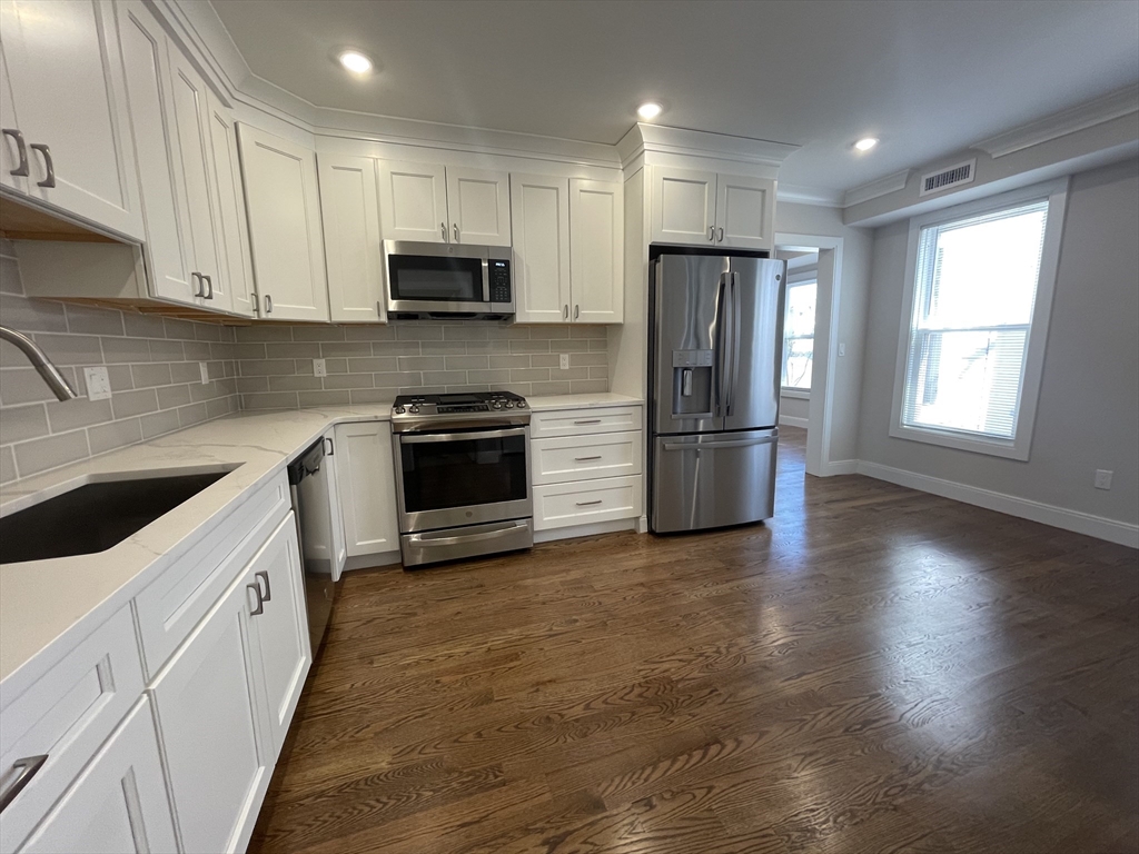 49 Alpine Street, Boston, Massachusetts, 5 Bedrooms Bedrooms, 9 Rooms Rooms,2 BathroomsBathrooms,Residential Lease,For Rent,Alpine Street,73467400