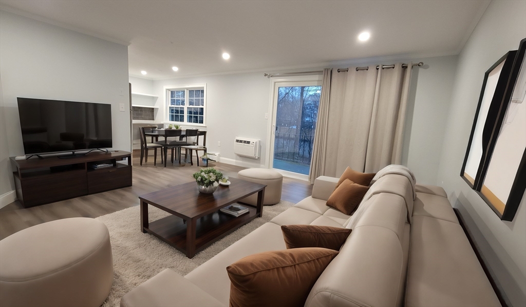 70 Farrwood Ave, North Andover, Massachusetts, 2 Bedrooms Bedrooms, 4 Rooms Rooms,1 BathroomBathrooms,Residential Lease,For Rent,Farrwood Ave,73467445