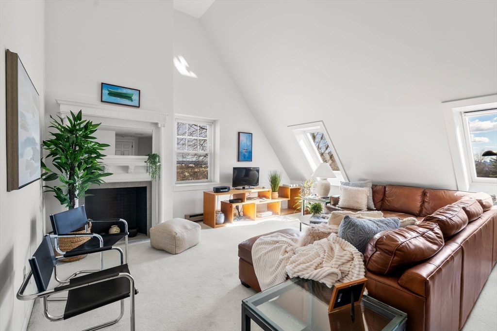 456 Belmont St, Watertown, Massachusetts, 2 Bedrooms Bedrooms, 3 Rooms Rooms,1.5 BathroomsBathrooms,Residential,For Sale,Belmont St,73359391