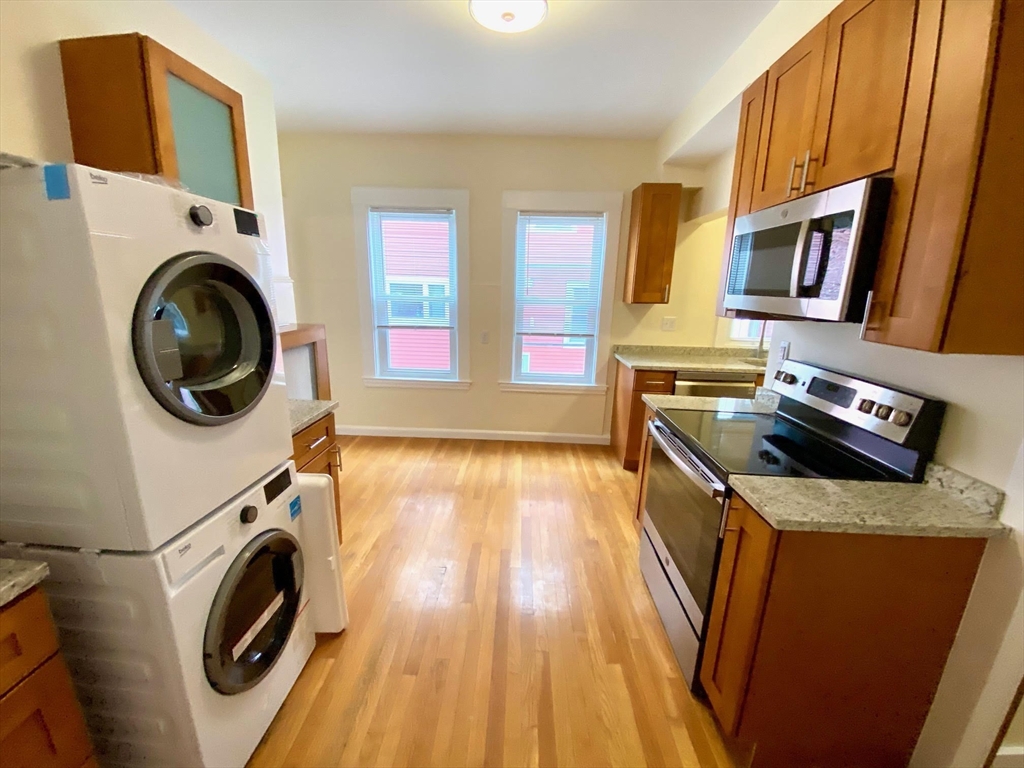 24 Clyde Rd, Watertown, Massachusetts, 2 Bedrooms Bedrooms, 6 Rooms Rooms,1 BathroomBathrooms,Residential Lease,For Rent,Clyde Rd,73464473