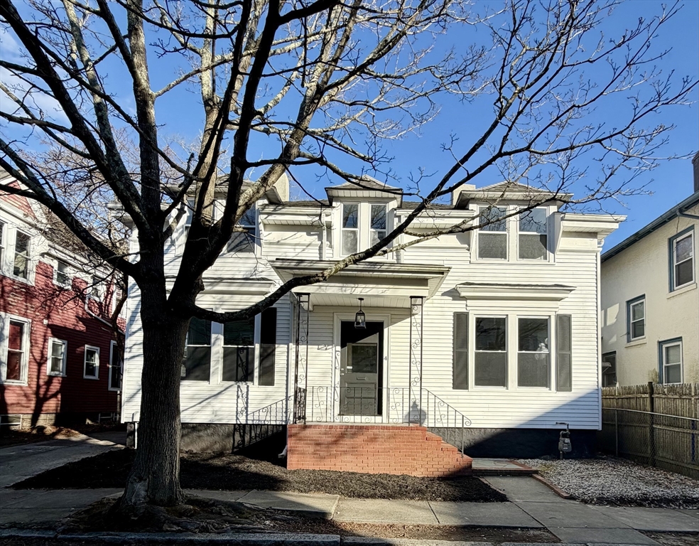 4 Arch St, New Bedford, Massachusetts, 4 Bedrooms Bedrooms, 9 Rooms Rooms,1.5 BathroomsBathrooms,Residential,For Sale,Arch St,73467707