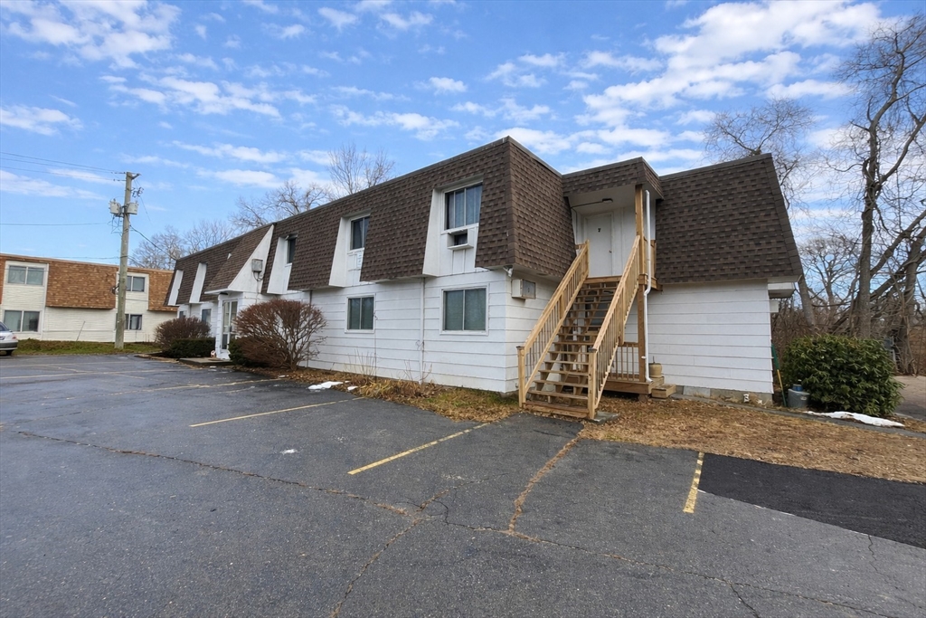 8 New Plainville Rd, New Bedford, Massachusetts, 8 Bedrooms Bedrooms, 26 Rooms Rooms,8 BathroomsBathrooms,Residential Income,For Sale,New Plainville Rd,73467591