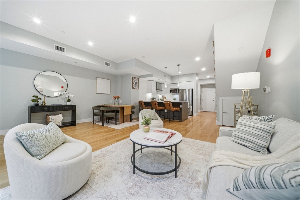 260 Beacon St, Somerville, Massachusetts, 3 Bedrooms Bedrooms, 6 Rooms Rooms,2.5 BathroomsBathrooms,Residential,For Sale,Beacon St,73467741