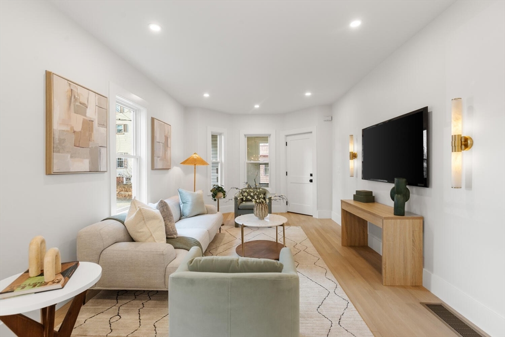 7 Bennett St, Medford, Massachusetts, 3 Bedrooms Bedrooms, 6 Rooms Rooms,2 BathroomsBathrooms,Residential,For Sale,Bennett St,73467776