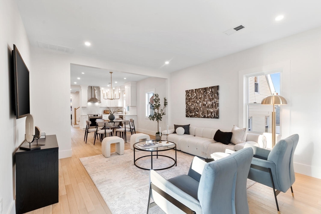 7 Bennett St, Medford, Massachusetts, 3 Bedrooms Bedrooms, 7 Rooms Rooms,2 BathroomsBathrooms,Residential,For Sale,Bennett St,73467781