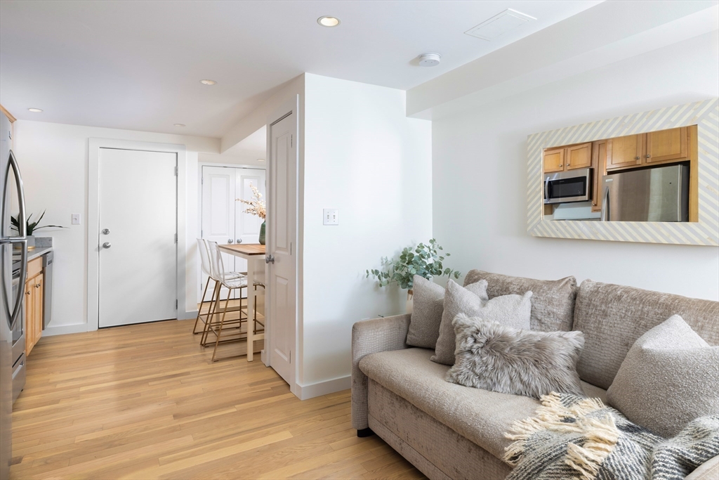 15 University Rd, Brookline, Massachusetts, 1 Bedroom Bedrooms, 2 Rooms Rooms,1 BathroomBathrooms,Residential,For Sale,University Rd,73467879