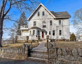 28 Columbus Ave, Beverly, Massachusetts, 1 Bedroom Bedrooms, 4 Rooms Rooms,1 BathroomBathrooms,Residential,For Sale,Columbus Ave,73467831