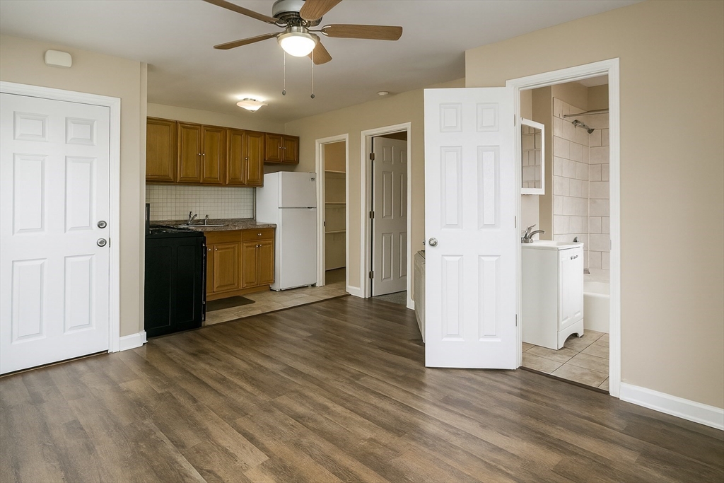 144 Columbia St, Fall River, Massachusetts, 2 Bedrooms Bedrooms, 3 Rooms Rooms,1 BathroomBathrooms,Residential Lease,For Rent,Columbia St,73467909