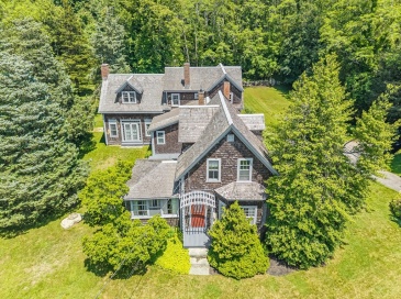 275 W Falmouth Hwy, Falmouth, Massachusetts, 4 Bedrooms Bedrooms, 8 Rooms Rooms,3 BathroomsBathrooms,Residential,For Sale,W Falmouth Hwy,73394737