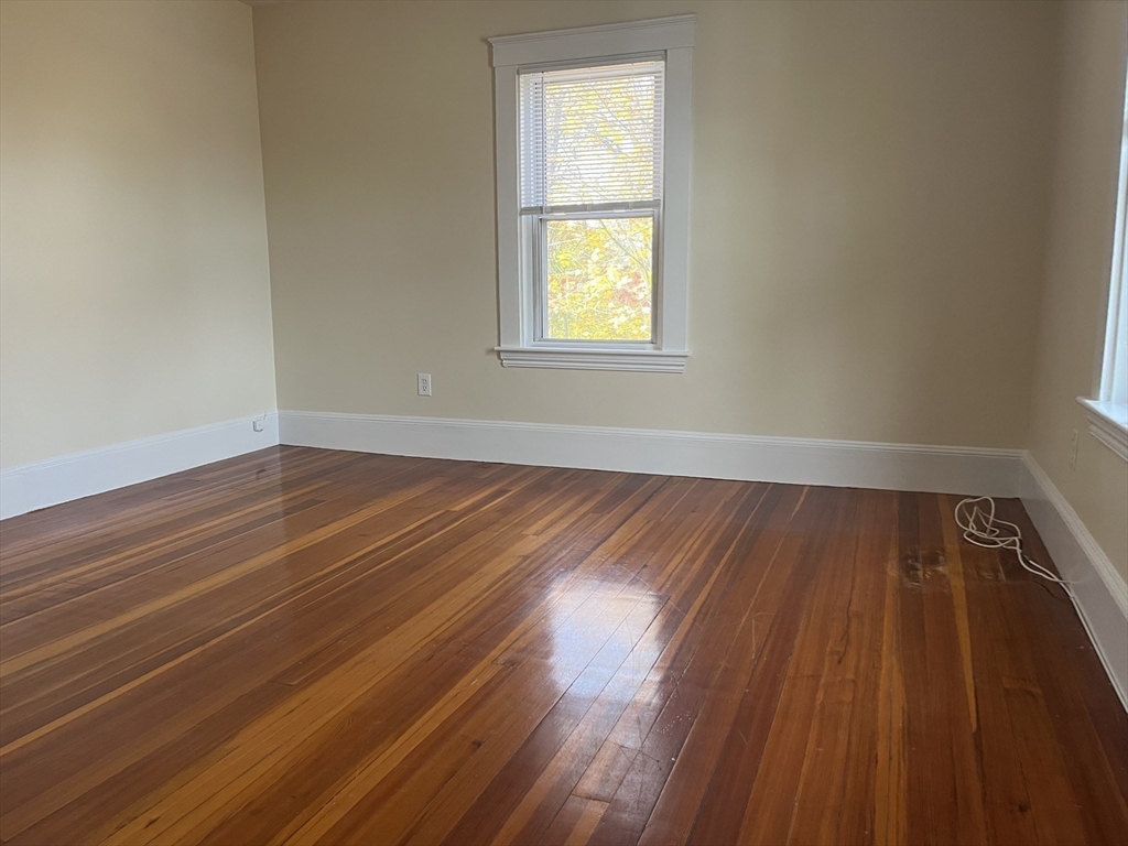 39 Davis Ave, Norwood, Massachusetts, 2 Bedrooms Bedrooms, 5 Rooms Rooms,1 BathroomBathrooms,Residential Lease,For Rent,Davis Ave,73441709