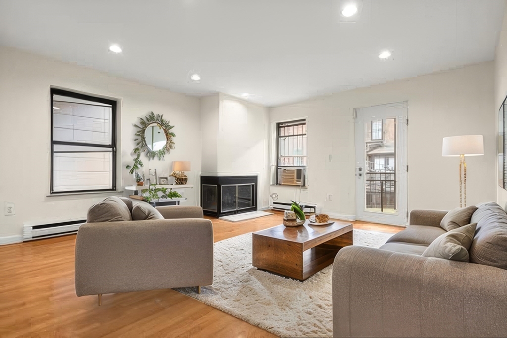 18 East Springfield St, Boston, Massachusetts, 2 Bedrooms Bedrooms, 5 Rooms Rooms,1 BathroomBathrooms,Residential Lease,For Rent,East Springfield St,73468119