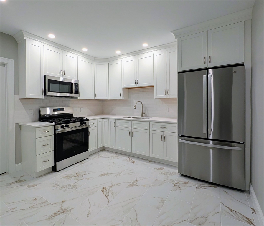 121 Whitman St, New Bedford, Massachusetts, 3 Bedrooms Bedrooms, 6 Rooms Rooms,1 BathroomBathrooms,Residential Lease,For Rent,Whitman St,73468025