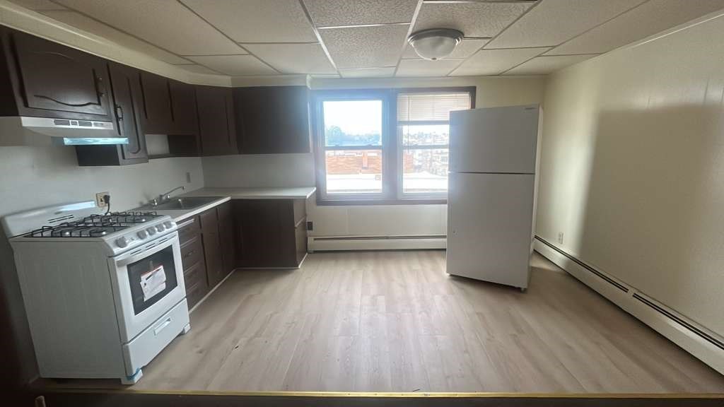 307 Fourth St, Fall River, Massachusetts, 1 Bedroom Bedrooms, 3 Rooms Rooms,1 BathroomBathrooms,Residential Lease,For Rent,Fourth St,73468039