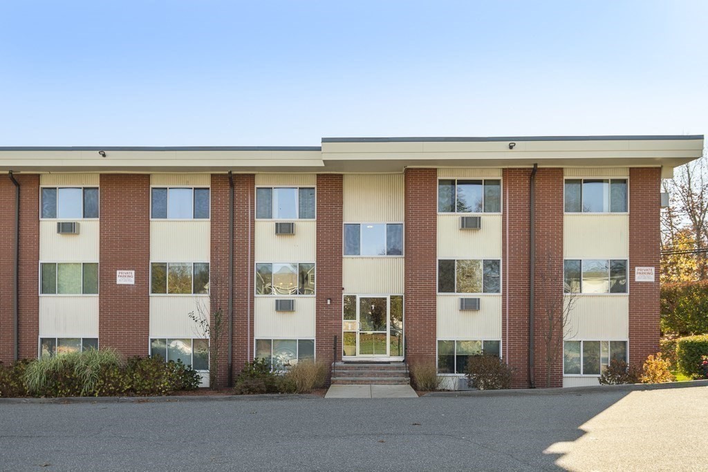 74 Beach St, Woburn, Massachusetts, 2 Bedrooms Bedrooms, 4 Rooms Rooms,1 BathroomBathrooms,Residential Lease,For Rent,Beach St,73468050