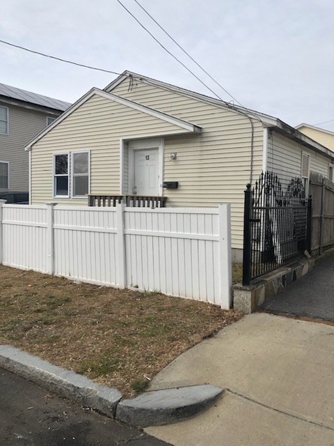 13 Halton, Providence, Rhode Island, 3 Bedrooms Bedrooms, 5 Rooms Rooms,1 BathroomBathrooms,Residential,For Sale,Halton,73468053