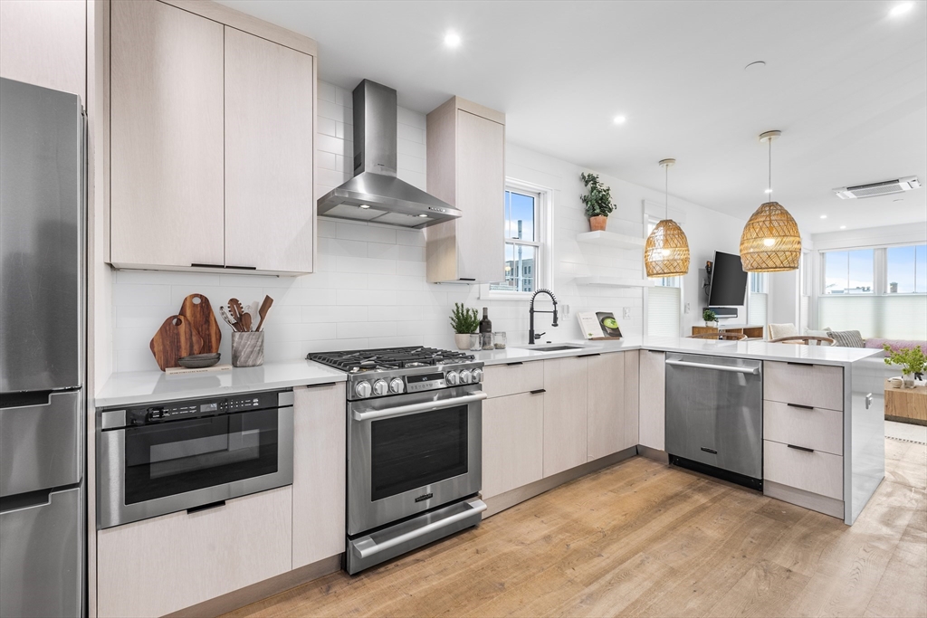 360 Athens St, Boston, Massachusetts, 3 Bedrooms Bedrooms, 5 Rooms Rooms,2.5 BathroomsBathrooms,Residential,For Sale,Athens St,73468319