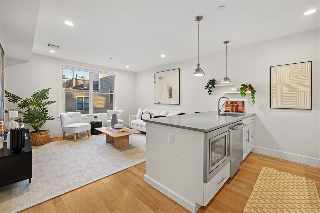 150 W Broadway, Boston, Massachusetts, 2 Bedrooms Bedrooms, 4 Rooms Rooms,2 BathroomsBathrooms,Residential,For Sale,W Broadway,73468350