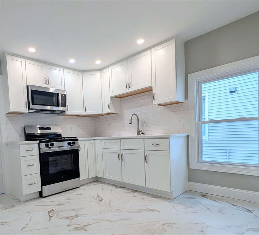 121 Whitman St, New Bedford, Massachusetts, 3 Bedrooms Bedrooms, 6 Rooms Rooms,1 BathroomBathrooms,Residential Lease,For Rent,Whitman St,73468366