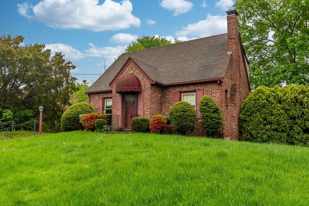 18 Winter St, Dedham, Massachusetts, 3 Bedrooms Bedrooms, 6 Rooms Rooms,1 BathroomBathrooms,Residential,For Sale,Winter St,73468376