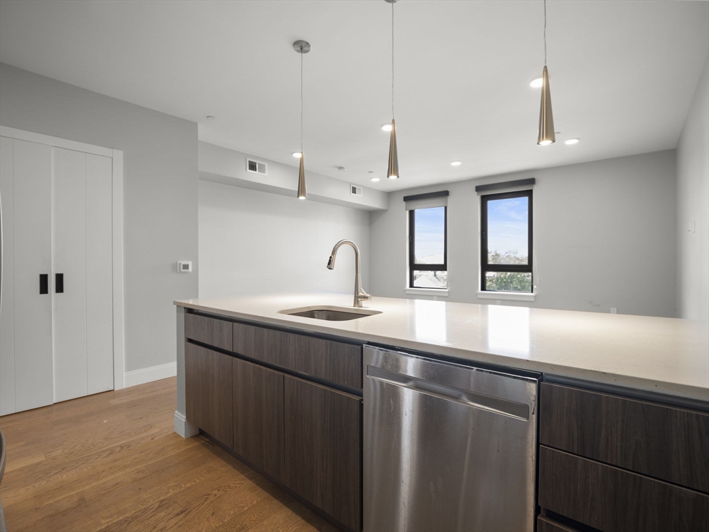 9 Central St, Somerville, Massachusetts, 2 Rooms Rooms,1 BathroomBathrooms,Residential Lease,For Rent,Central St,73468250