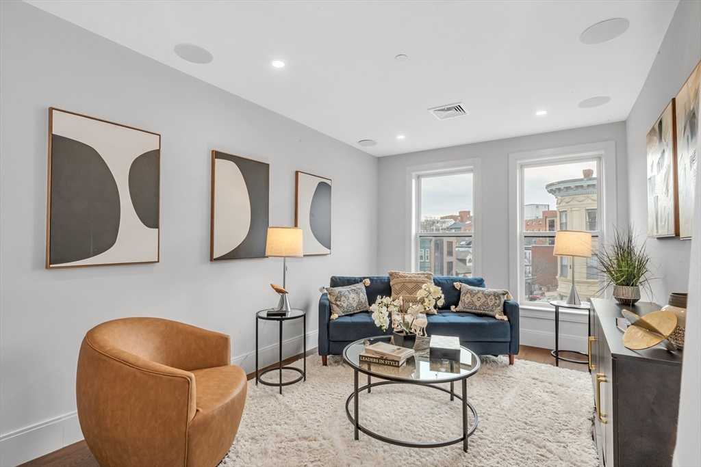 480 West Broadway, Boston, Massachusetts, 1 Bedroom Bedrooms, 4 Rooms Rooms,1.5 BathroomsBathrooms,Residential,For Sale,West Broadway,73468257