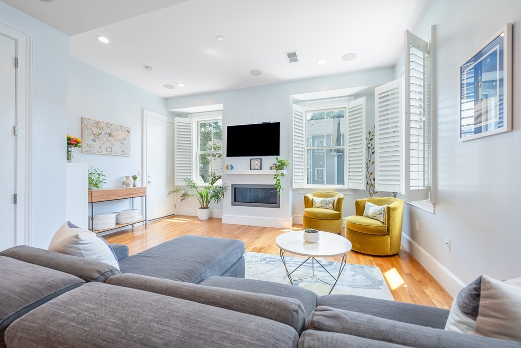 480 East Fourth Street, Boston, Massachusetts, 2 Bedrooms Bedrooms, 4 Rooms Rooms,2.5 BathroomsBathrooms,Residential,For Sale,East Fourth Street,73468499
