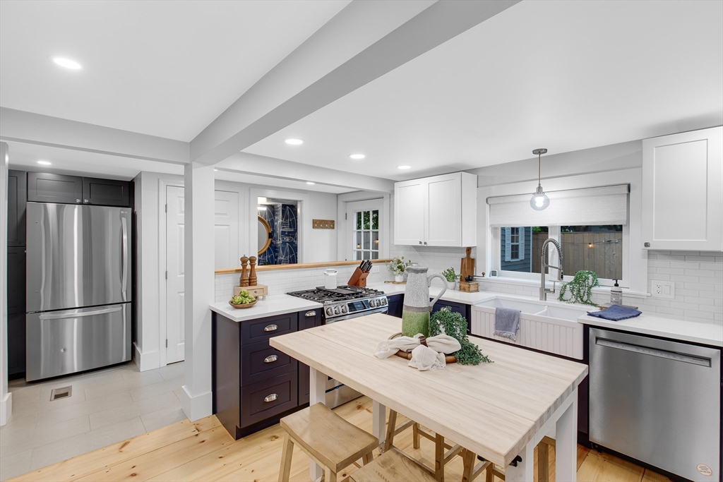 7 Summer St, Newburyport, Massachusetts, 2 Bedrooms Bedrooms, 5 Rooms Rooms,1.5 BathroomsBathrooms,Residential,For Sale,Summer St,73468521