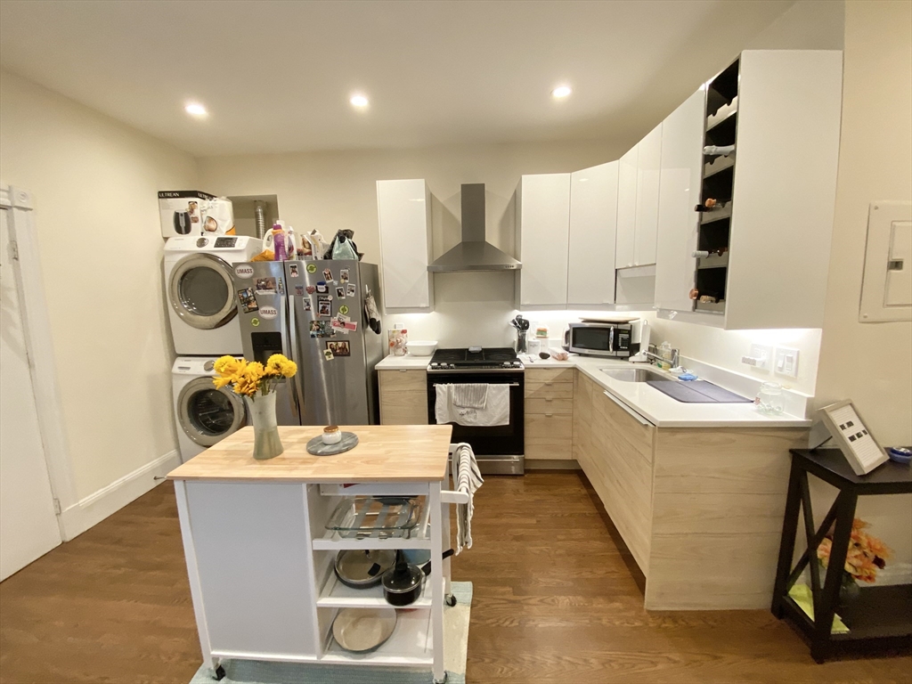 106 Buttonwood, Boston, Massachusetts, 3 Bedrooms Bedrooms, 5 Rooms Rooms,1 BathroomBathrooms,Residential Lease,For Rent,Buttonwood,72455256